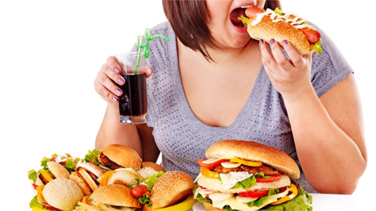 Chế độ ăn uống không lành mạnh là một trong những nguyên nhân chính gây tăng mức triglyceride trong máu