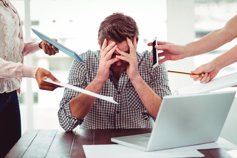 Làm việc căng thẳng, quá sức khiến cho người trẻ dễ bị đột quỵ