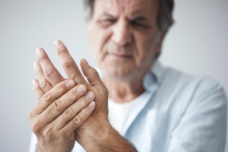 Nhận biết 7 dấu hiệu đột quỵ trước 1 tuần và biện pháp phòng ngừa Tay chân bị tê yếu là dấu hiệu cảnh báo đột quỵ bạn không nên bỏ qua